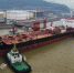 图为宁波舟山港大榭港区实华原油码头靠泊油轮。　斯溢钰　摄 - 浙江新闻网