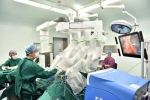 浙江首例第四代“达芬奇”机器人手术成功开展。方临明 摄 - 浙江新闻网