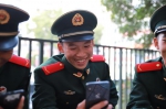 新兵分享喜悦。武警杭州支队供图 - 浙江新闻网