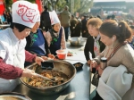游客村民参加鱼文化节。 颜晗 摄 - 浙江新闻网