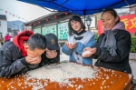 图为孩子品尝传统爆米花。陈逸麟 摄 - 浙江新闻网