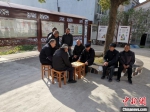 图为村民正在下棋 黄岩高桥供图 - 浙江新闻网