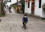 西溪湿地部分区域开放后，小朋友骑着自行车在景区“撒欢”。童笑雨摄 - 浙江新闻网