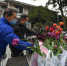 图为赠送花卉到社区 王刚 摄 - 浙江新闻网