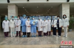 “小汤圆”与医护人员。浙大儿院 供图 - 浙江新闻网