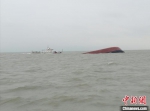 图为：事发现场，航经台州海域的内河船与渔船碰撞后沉没。　何舰船　摄 - 浙江新闻网