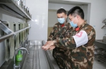 卫生员为战士们示范正确的洗手方式。 胡港 摄 - 浙江新闻网