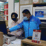“饿了么”工作人员在药店取药。 岱山县市场监管局提供 - 浙江新闻网