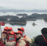 图为游客在千岛湖景区合影。江杨烨 摄 - 浙江新闻网