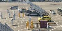 温州龙湾机场内，工作人员身着防护服迎接航班落地。（资料图）　赵建斌　摄 - 浙江新闻网