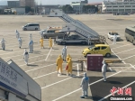 温州龙湾机场内，工作人员身着防护服迎接航班落地。（资料图）　赵建斌　摄 - 浙江新闻网