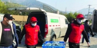退役军人志愿者为居民配送蔬菜。 舟山市退役军人事务局提供 - 浙江新闻网