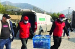 退役军人志愿者为居民配送蔬菜。 舟山市退役军人事务局提供 - 浙江新闻网
