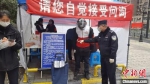 资料图：疫情期间，杭州拱墅民警参与社区防控。（图文无关）拱墅警方 供图 - 浙江新闻网