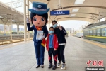 旅客们在武昌站合影留念。金温铁路供图 - 浙江新闻网