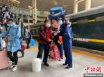 列车工作人员服务旅客。金温铁路供图 - 浙江新闻网