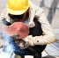 在杭温高铁3标工地上建设者正在焊接作业。 李帅 摄 - 浙江新闻网