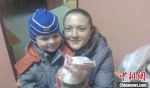 莫斯科市民收到了余炳乐捐赠的食物。乐清宣传部供图 - 浙江网