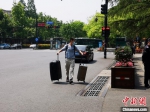 4月26日，浙江大学学生返校。　童笑雨　摄 - 浙江新闻网