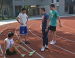 杭州市某中学体育老师在讲解训练技巧。商泽阳 摄 - 浙江新闻网