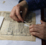 在浙江图书馆，古籍修复师用镊子小心揭下旧纸片。　童笑雨　摄 - 浙江新闻网