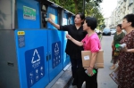 市民进行垃圾分类。温州市综合行政执法局供图 - 浙江新闻网