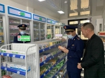监管人员在药店检查。 三门县市场监管局 供图 - 浙江新闻网