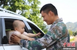 周锡一把抱住11个月大的儿子 韩海建 摄 - 浙江新闻网