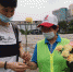 民众获赠鲜花。 宁波市综合行政执法局提供 - 浙江新闻网