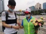 民众获赠鲜花。 宁波市综合行政执法局提供 - 浙江新闻网