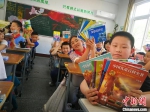 学生展示捐赠的书。　梁富洋 摄 - 浙江新闻网