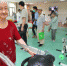 老人在养老院进行日常康养训练。镇海宣传部供图 - 浙江新闻网