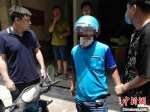 身负命案逃亡27年的郑某于近日被警方当街抓获　平阳公安供图　摄 - 浙江新闻网
