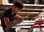 俞建良正在绘制船桨。受访者本人供图 - 浙江新闻网