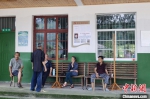 多位村民在卫生院门口等待诊治。　张茵 摄 - 浙江新闻网