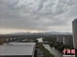 浙江杭州午后迎雷雨天气。　张煜欢　摄 - 浙江新闻网