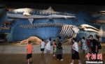 图为：多位家长带孩子参观浙江自然博物院。　王刚　摄 - 浙江新闻网