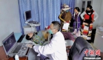 温州“超女来了”志愿服务队为藏民问诊、做检查。温州市人民医院供图 - 浙江新闻网