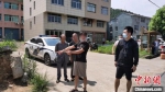 嫌犯对现场进行辨认。三门警方供图 - 浙江新闻网