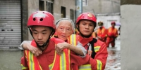转移被困的百岁老人。　龙湾消防供图 - 浙江新闻网