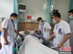 蔡灵明在温州接受了第一次手术 玉环市传媒中心供图 - 浙江新闻网