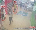 在商场，穿便装的女民警发现逃犯的监控截图。警方供图 - 浙江新闻网
