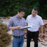 李磊（左）在从江县加帮乡壮大村查看集体项目推进情况。　受访者本人 供图 - 浙江新闻网