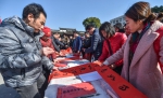 1月20日，塘栖古镇的百姓和外地游客在领取书法家现场书写的春联和“福”字。 当日是农历腊月二十三，俗称“小年”，浙江省杭州市余杭区塘栖古镇开启新春“年味第一锅”，当地百姓与外地游客一起用写春联，制作年糕、南瓜糯米饭、米塑等传统美食的方式，共同“送灶神”、迎新春。 新华社记者 徐昱 摄 - 浙江网