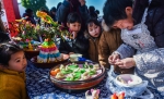 1月20日，人们在塘栖古镇观看传统米塑制作。 当日是农历腊月二十三，俗称“小年”，浙江省杭州市余杭区塘栖古镇开启新春“年味第一锅”，当地百姓与外地游客一起用写春联，制作年糕、南瓜糯米饭、米塑等传统美食的方式，共同“送灶神”、迎新春。 新华社记者 徐昱 摄 - 浙江网
