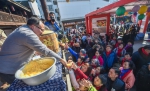 1月20日，塘栖古镇的百姓和外地游客在领取刚刚蒸好南瓜糯米饭。 当日是农历腊月二十三，俗称“小年”，浙江省杭州市余杭区塘栖古镇开启新春“年味第一锅”，当地百姓与外地游客一起用写春联，制作年糕、南瓜糯米饭、米塑等传统美食的方式，共同“送灶神”、迎新春。 新华社记者 徐昱 摄 - 浙江网