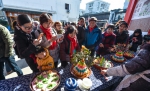 1月20日，外地游客在塘栖古镇欣赏传统米塑。 当日是农历腊月二十三，俗称“小年”，浙江省杭州市余杭区塘栖古镇开启新春“年味第一锅”，当地百姓与外地游客一起用写春联，制作年糕、南瓜糯米饭、米塑等传统美食的方式，共同“送灶神”、迎新春。 新华社记者 徐昱 摄 - 浙江网