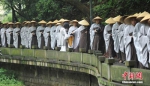 5月3日，适逢农历四月初八释迦牟尼佛诞辰吉日，来自杭州各区县（市）、市属寺院、佛学院的500余位僧人，依照佛制，著衣持钵，头戴斗笠，开始了“托钵行脚”活动。从上天竺法喜讲寺出发，沿天竺路，途经中天竺法净禅寺、三天竺法镜讲寺至灵隐禅寺，一路托钵行脚，接受沿天竺路两旁十方善信的供养。 张茵 摄 - 浙江新闻网