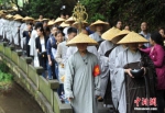 5月3日，适逢农历四月初八释迦牟尼佛诞辰吉日，来自杭州各区县（市）、市属寺院、佛学院的500余位僧人，依照佛制，著衣持钵，头戴斗笠，开始了“托钵行脚”活动。从上天竺法喜讲寺出发，沿天竺路，途经中天竺法净禅寺、三天竺法镜讲寺至灵隐禅寺，一路托钵行脚，接受沿天竺路两旁十方善信的供养。 张茵 摄 - 浙江新闻网