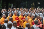 众多僧人在杭州灵隐寺大雄宝殿前举行祈福法会。 张茵 摄 - 浙江新闻网